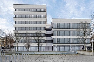 Foto von einem Bürogebäude.  