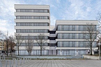 Foto von einem Bürogebäude.  