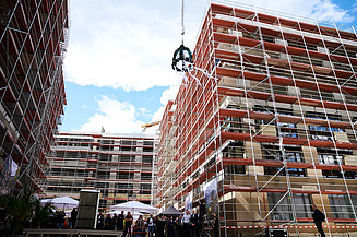 Foto vom Richtfest der nachhaltigen Bürokomplex aus der Froschperspektive. 