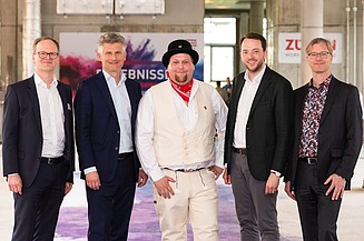 Foto von mehren schick gekleideten Männern. 