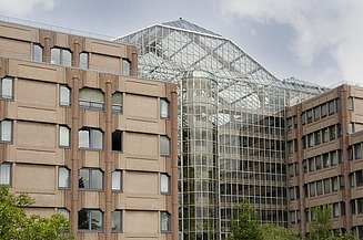 Foto von einem Haus mit einer großen Glasfront. 