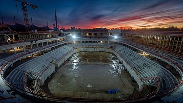 Luftaufnahme von der Baustelle der multifunktionalen Sportarena SAP Garden im Münchener Olympiapark, bei Sonnenaufgang. 