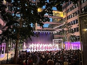 Foto von einer Bühne im ZÜBLIN-Haus. Es findet eine Veranstaltung statt. 