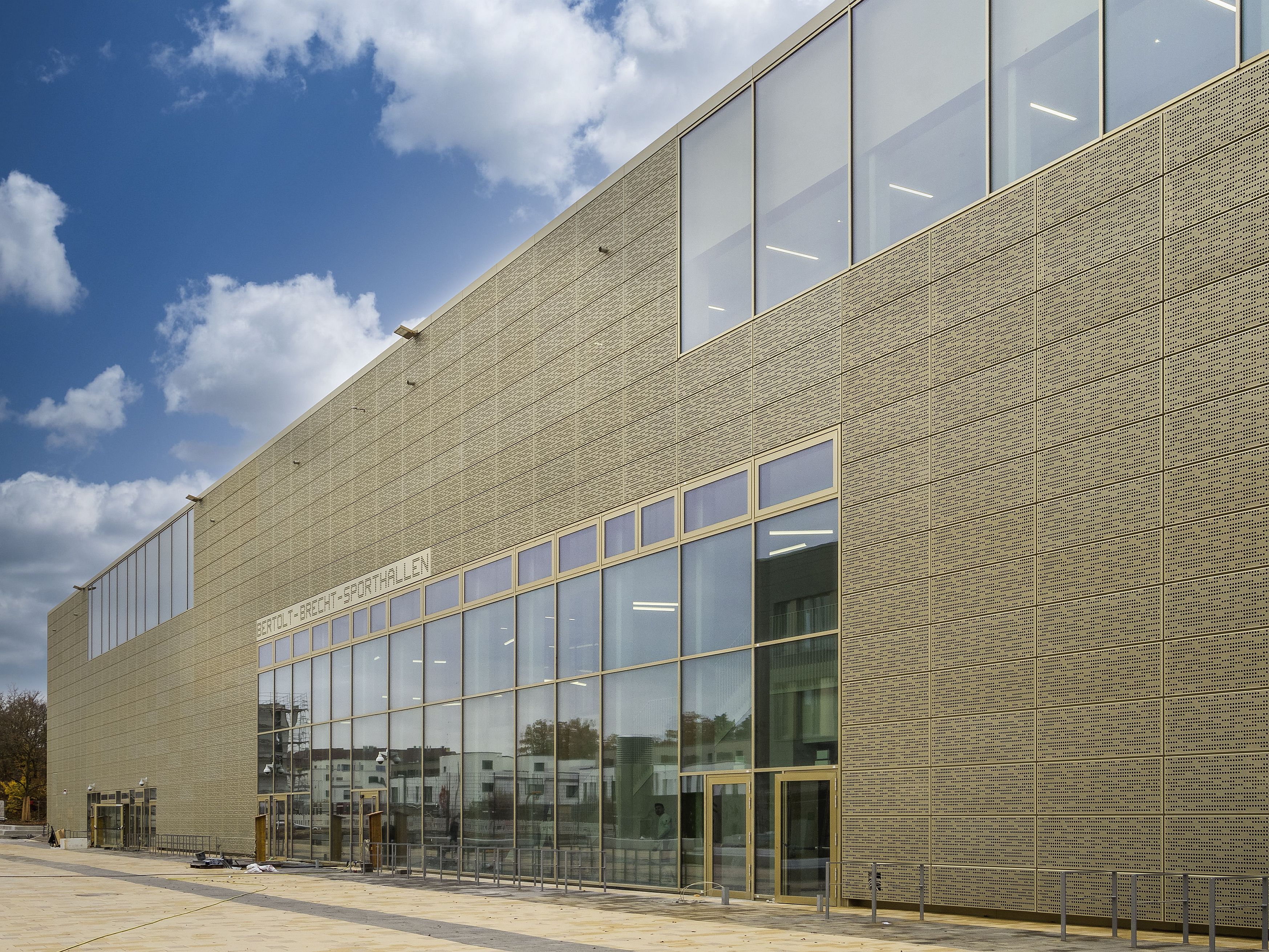 Foto vom Bertolt-Brecht-Schulzentrum in Nürnberg von außen. 