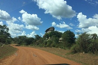 Foto einer Sandpiste bei blauem Himmel und einigen weißen Wolken