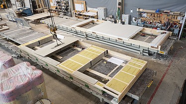 Foto aus der Vogelperspektive von der Vorfertigung der Holzbauelemente für CARL im Werk von ZÜBLIN Timber in Aichach.