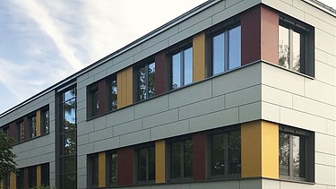Foto von einer Schule von außen.