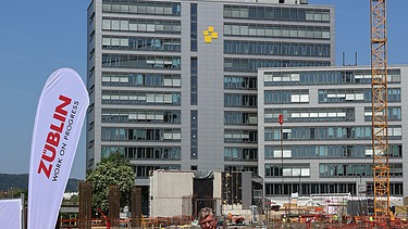 Foto von einer Rede von einem Mann im Anzug.     