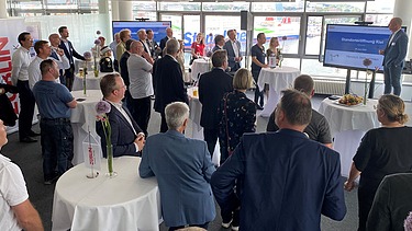 Foto von der Eröffnungsfeier zum neuen Standort in Kiel.  