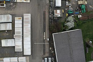 Textstrecke für Induktives Laden Luftaufnahme STRABAG hat gemeinsam mit dem Hersteller Electreon erfolgreich induktive Ladetechnologien für die Straße erprobt.