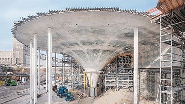 Ein  Foto mit der Baustelle die Bahnsteighalle des neuen Stuttgarter Tiefbahnhofs mit betonierte Kelchstütze.