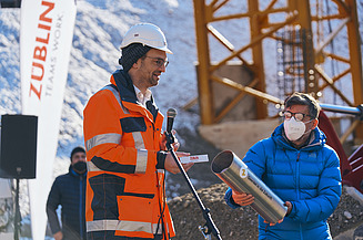 Foto von einem Mann bei der Rede zur Grundsteinlegung.