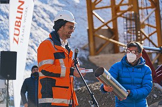 Foto von einem Mann bei der Rede zur Grundsteinlegung.