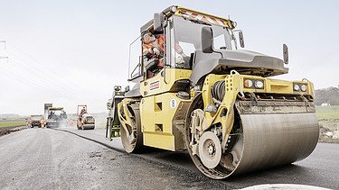 Foto einer Walze, bei Arbeiten auf einer Straße