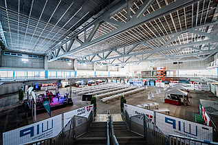 Foto einer neuen Sporthalle im Inneren