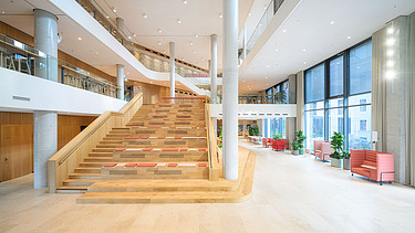 große und breite Holztreppe