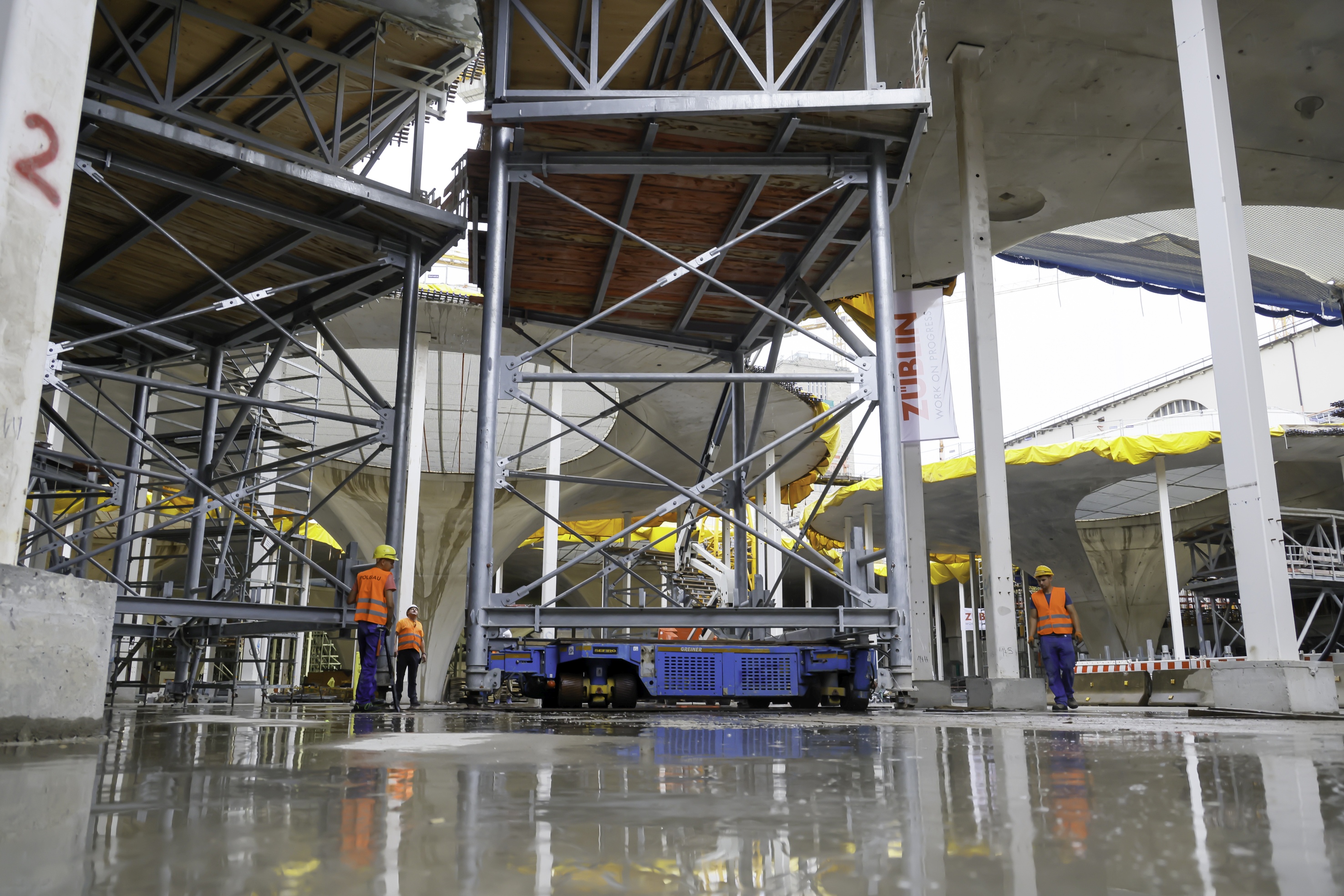 Foto von einer Baustelle. Zusahen sind Gerüste.  