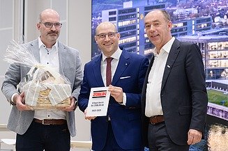 Drei Personen bei der Eröffnungsfeier des Landratsamts Esslingen