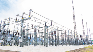 Das Bild zeigt ein elektrisches Umspannwerk 