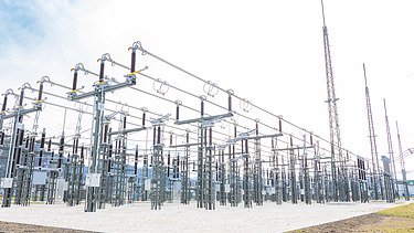 Das Bild zeigt ein elektrisches Umspannwerk 