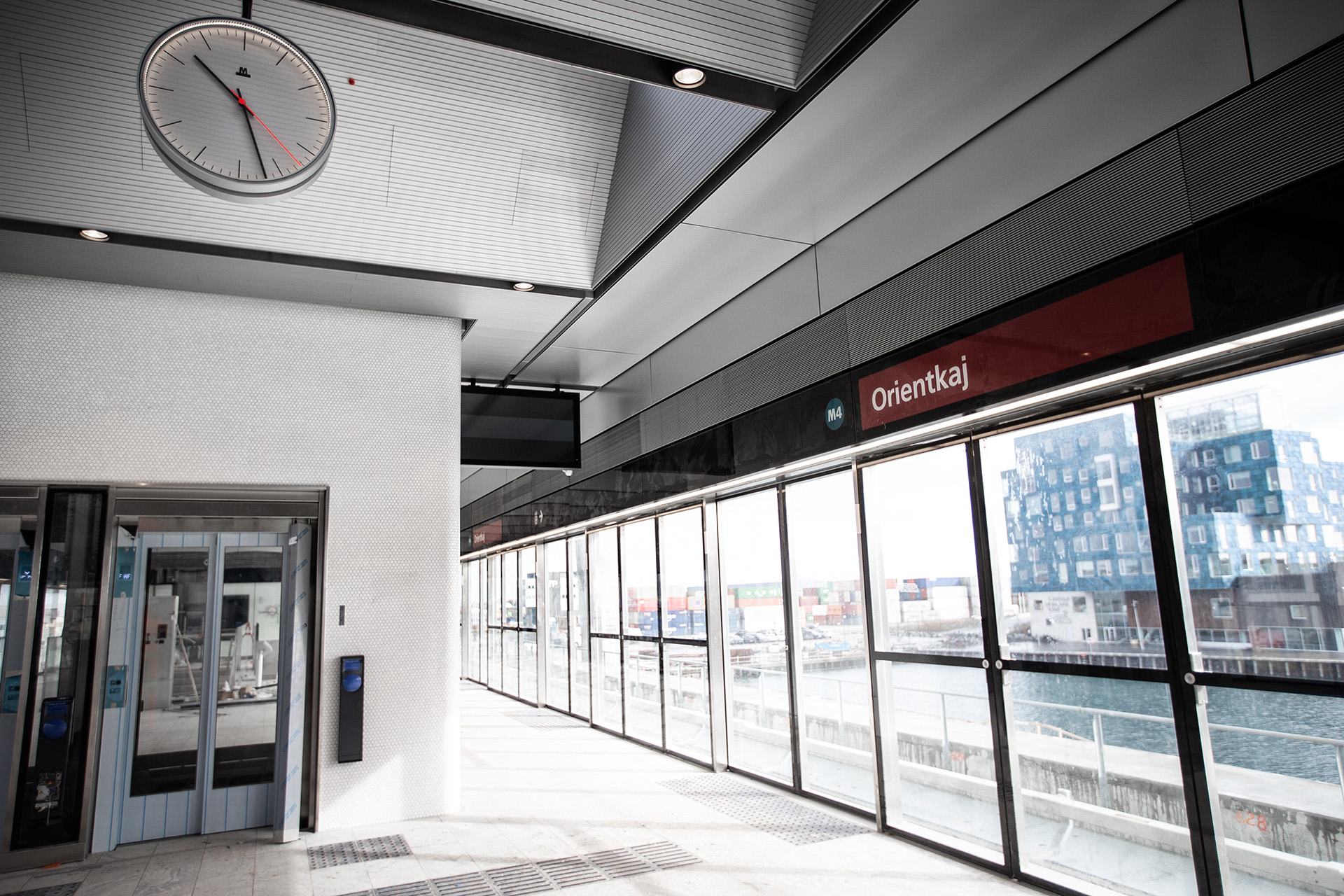 Foto von einem Gang in der Metrostation mit Sicht auf einen Fluss.                