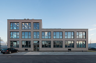 Foto vom L-Förmigen Erweiterungsbau des ZÜBLIN Konzernhaus in Neu-Ulm.