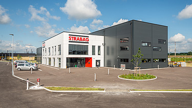 Foto von einem neuen, modernen Gebäude, bei leicht bewölktem Himmel