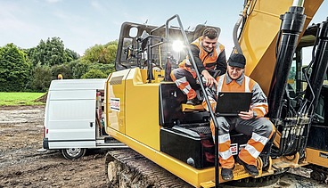Foto eines Fahrers in einem gelben Bagger