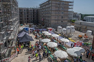 Luftaufnahme vom Richtfest.   