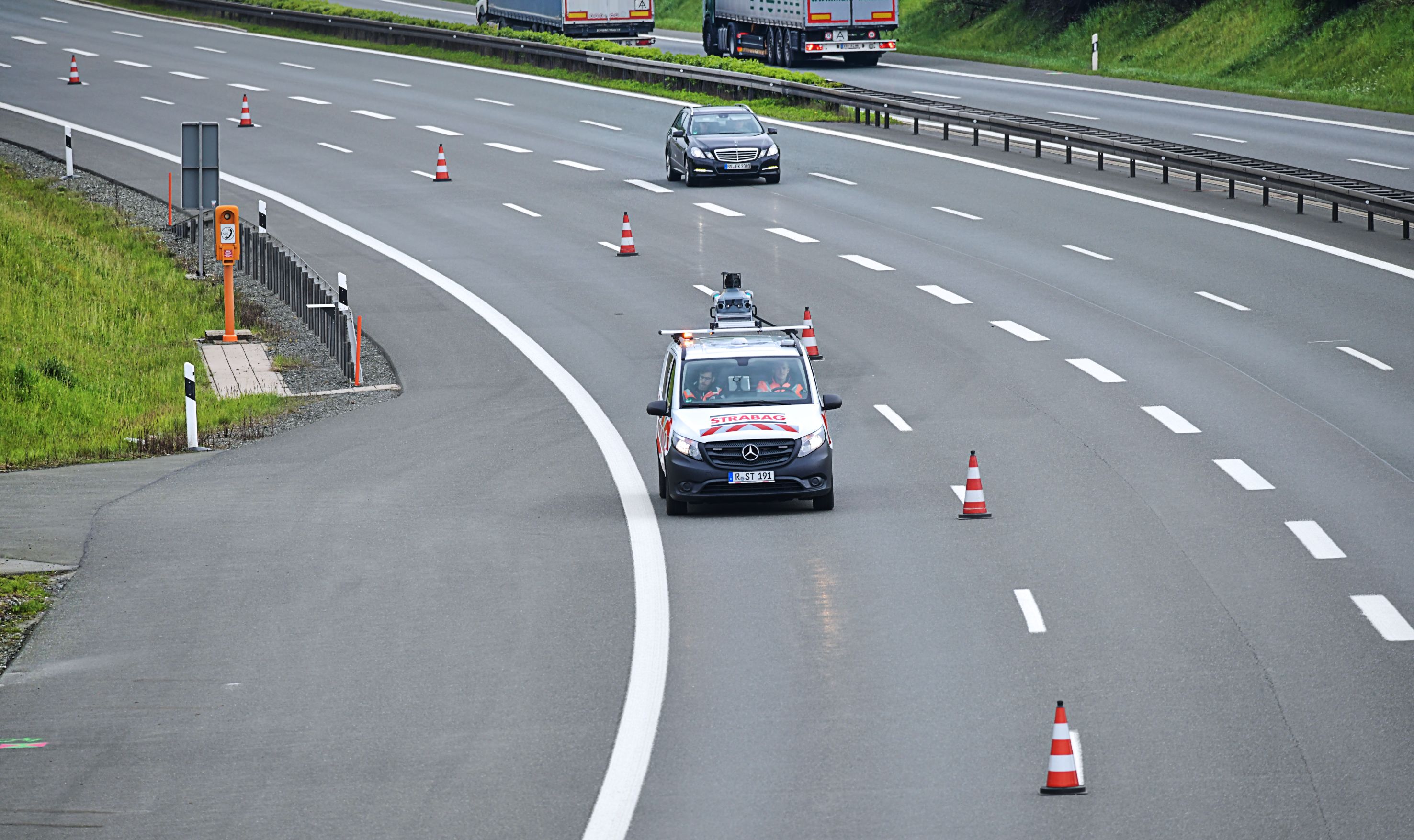 Foto eines Fahrzeuges mit einem mobilen Vermessungsgerät auf einer vierspurigen Autobahnstrecke