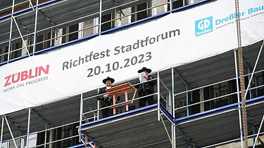 Foto von einer Rede auf einem Gerüst. 