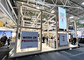 Foto von einem Messestand von STRABAG.   