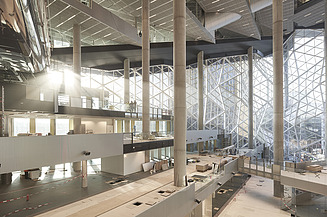 Foto von der Innenansicht Axel-Springer-Neubau. Es ist ein großer Raum mit vielen Fenstern.   