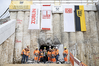 Foto von mehren Personen in Schutzausrüstung beim feierlichen Durchschlag zur Wendlinger Kurve.