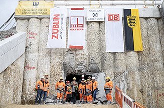 Foto von mehren Personen in Schutzausrüstung beim feierlichen Durchschlag zur Wendlinger Kurve.