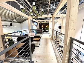 Foto von einem Messestand von STRABAG im Obergeschoss.  