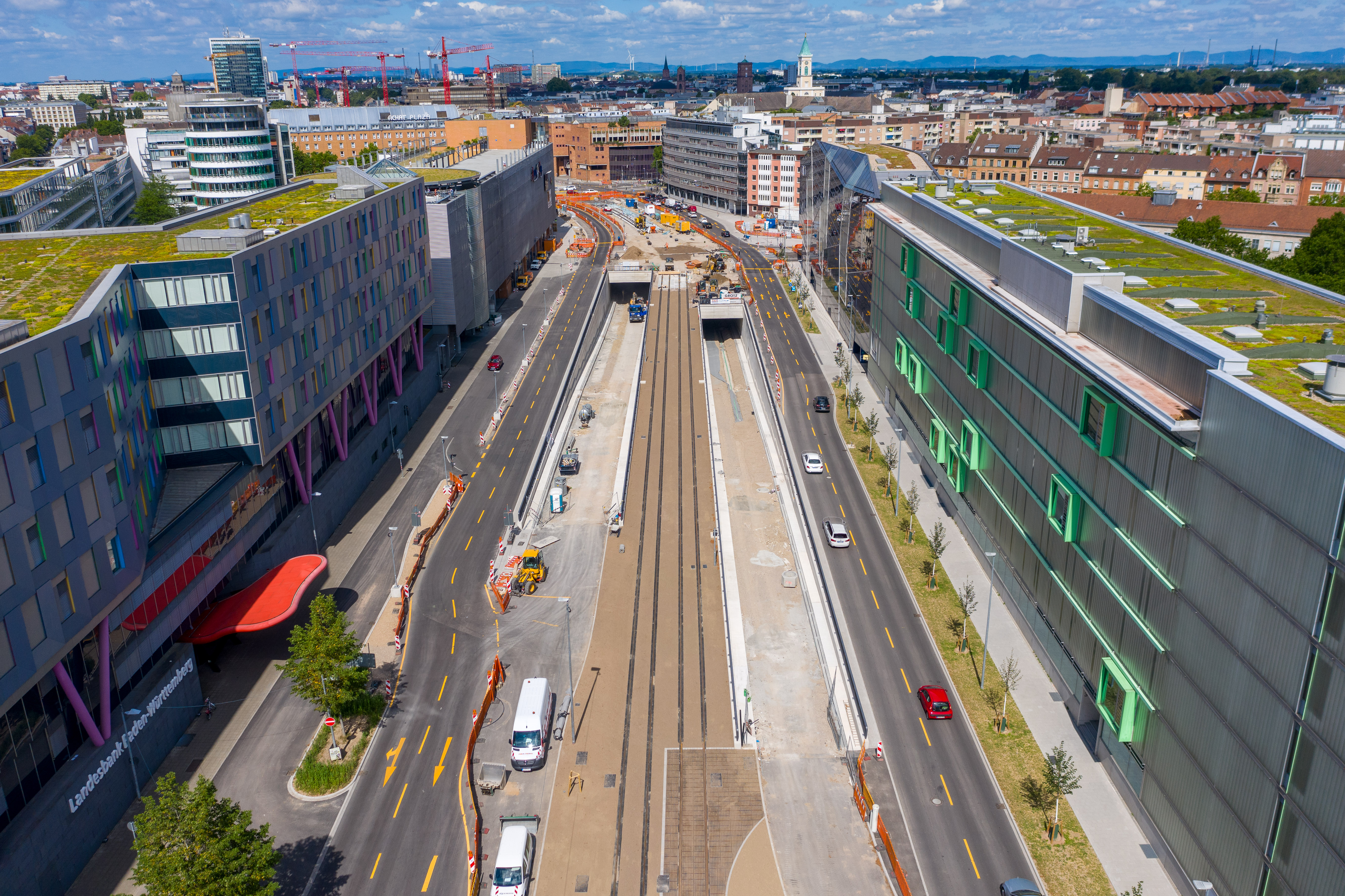Foto vom zweispurigen Straßentunnel Kriegsstraße in der Karlsruher Innenstadt.