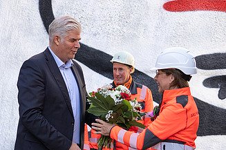 Blumenüberreichung an Tunnelpatin