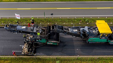 Das Bild zeigt die Erprobung des Forschungsprojektes Robot Straßenbau 4.0