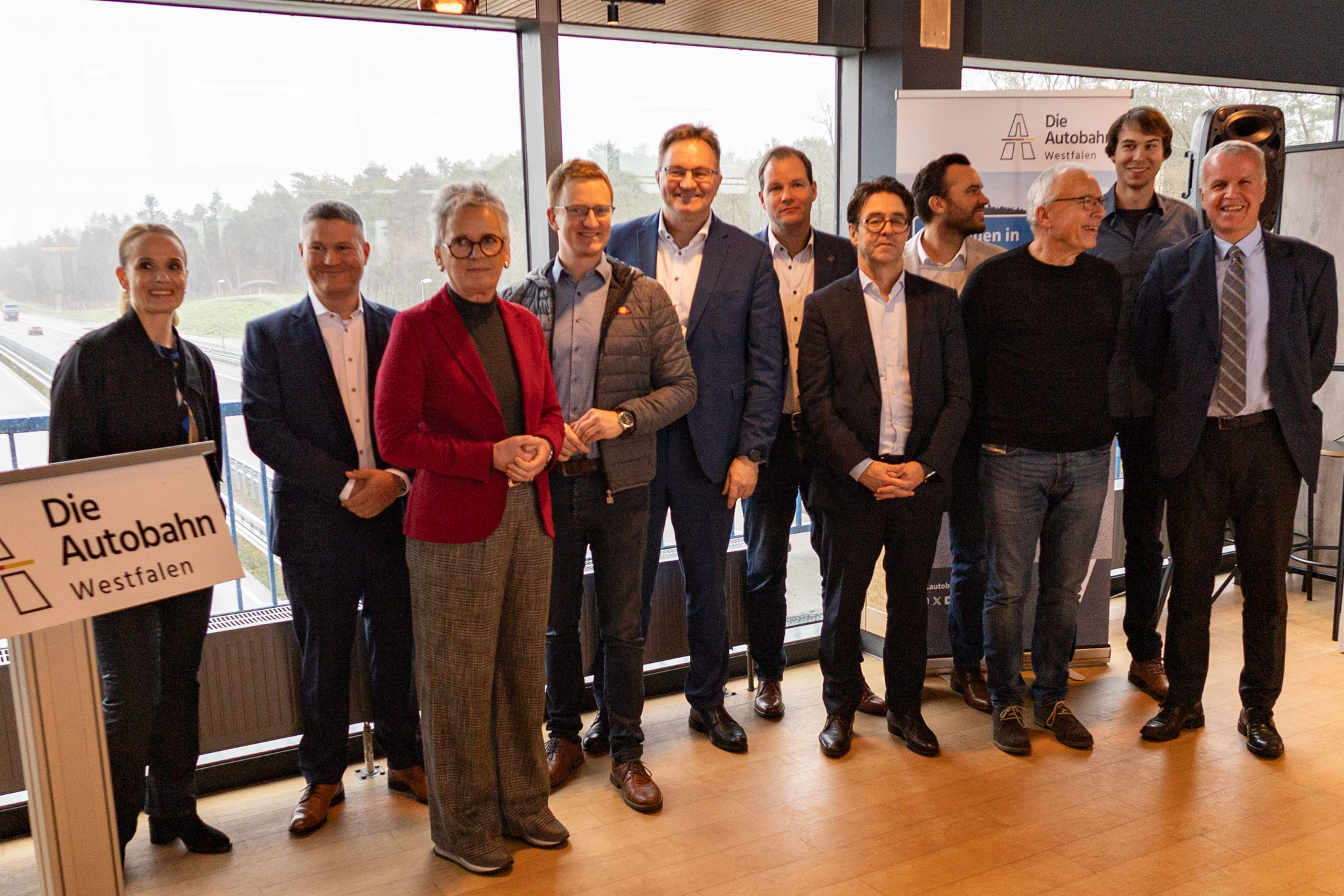 Foto von mehreren schick gekleideten Personen. 