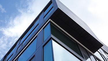 Foto von einer Ecke von einem Hochhaus aus der Froschperspektive.   