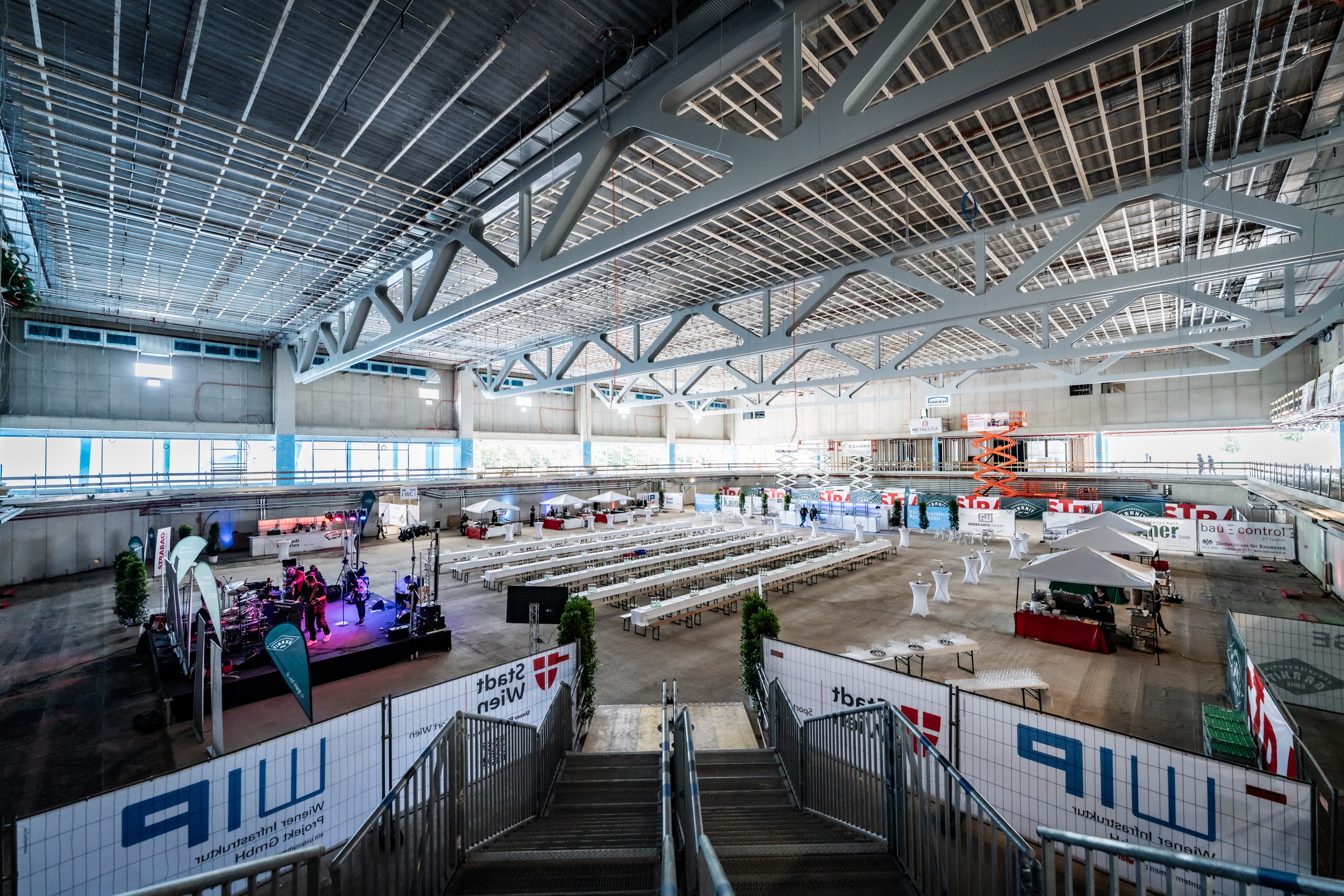 Foto einer neuen Sporthalle im Inneren