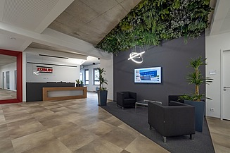 Foto vom Eingangsbereich eines Bürogebäudes. 