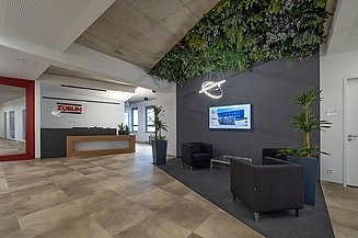 Foto vom Eingangsbereich eines Bürogebäudes. 