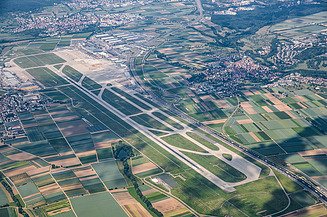 Luftbild der Runway vom Flughafen Stuttgart