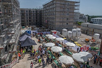 Luftaufnahme vom Richtfest.   