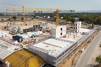Baustelle mit großen Kränen