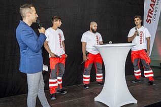 Das Bild zeigt vier Personen rund um einen Stehtisch