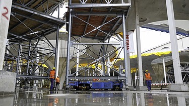 Foto von einer Baustelle. Zusahen sind Gerüste.  