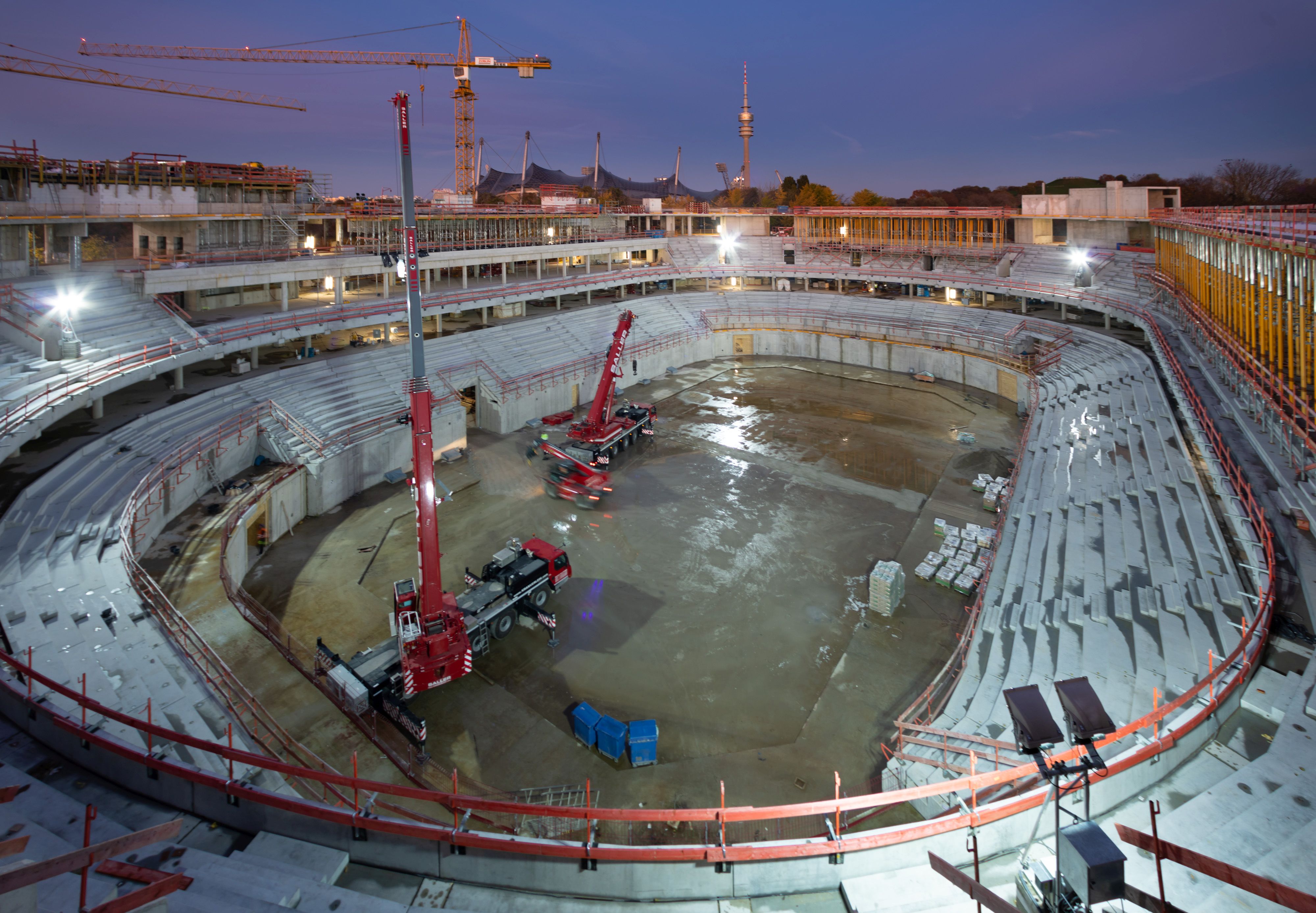 Luftaufnahme von der Baustelle der multifunktionalen Sportarena SAP Garden im Münchener Olympiapark, bei Nacht. 